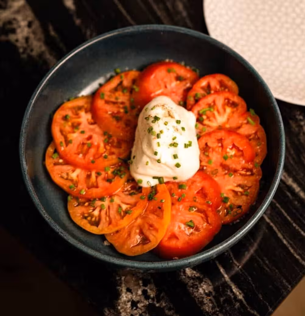 Tomate azul con burrata y rúcula
